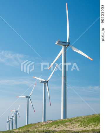 青空と海岸の風力発電の風車。茨城県神栖市須田浜海岸の波崎ウインドファーム。 青空と海岸の風力発電の風車。茨城県神栖市須田浜海岸の波崎ウインドファーム。 90205058