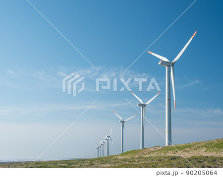 青空と海岸の風力発電の風車。茨城県神栖市須田浜海岸の波崎ウインドファーム。 青空と海岸の風力発電の風車。茨城県神栖市須田浜海岸の波崎ウインドファーム。 90205064