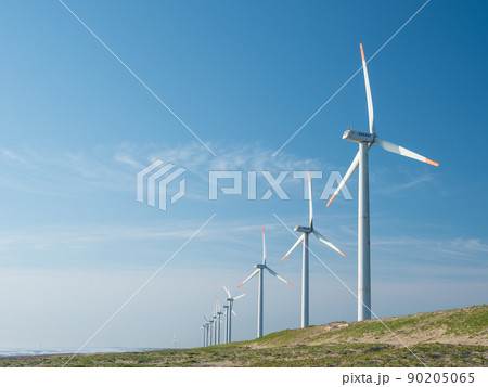 青空と海岸の風力発電の風車。茨城県神栖市須田浜海岸の波崎ウインドファーム。 90205065