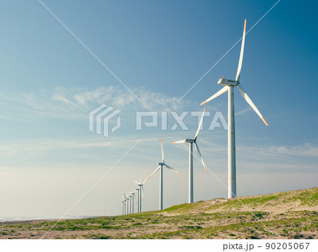 青空と海岸の風力発電の風車。茨城県神栖市須田浜海岸の波崎ウインドファーム。 青空と海岸の風力発電の風車。茨城県神栖市須田浜海岸の波崎ウインドファーム。 90205067