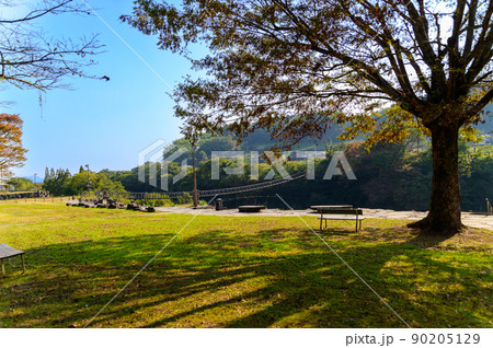 原尻の滝・公園風景「東洋のナイヤガラ」秋の紅葉風景 90205129