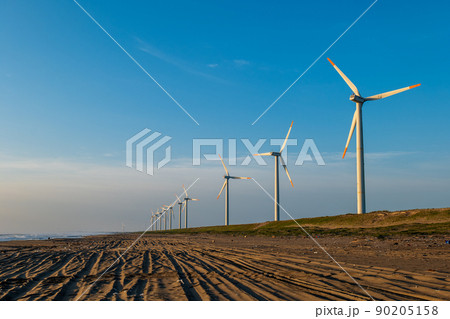 青空と海岸の風力発電の風車。茨城県神栖市須田浜海岸の波崎ウインドファーム。 90205158