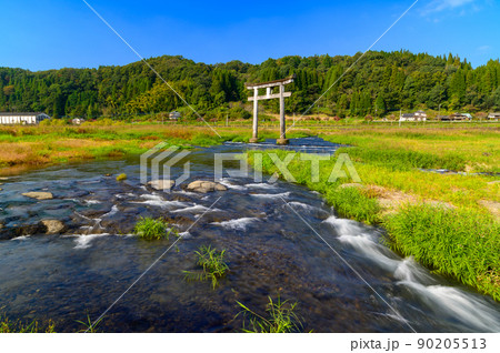 原尻の滝(早朝)小川と鳥居「東洋のナイヤガラ」秋の紅葉風景 90205513