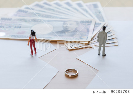 離婚の夫婦 別れるカップル お金イメージ 90205708