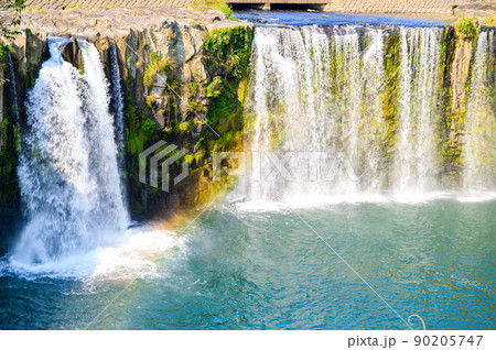 原尻の滝(早朝)滝の水流「東洋のナイヤガラ」秋の紅葉風景 原尻の滝(早朝)滝の水流「東洋のナイヤガラ」秋の紅葉風景 90205747