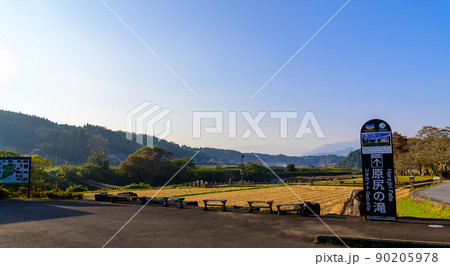 原尻の滝(早朝)道の駅・看板「東洋のナイヤガラ」秋の紅葉風景 原尻の滝(早朝)道の駅・看板「東洋のナイヤガラ」秋の紅葉風景 90205978