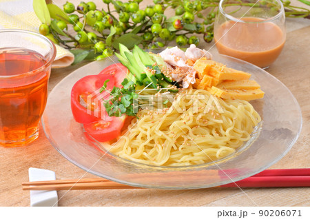 夏のひんやり冷やし中華（ゴマダレ、ごまダレ、胡麻だれ、胡麻ダレ）。鶏ササミ肉のトッピング。 90206071