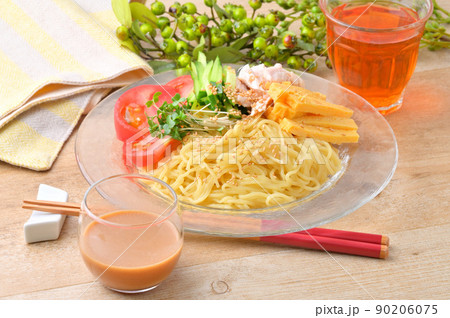夏のひんやり冷やし中華(ゴマダレ、ごまダレ、胡麻だれ、胡麻ダレ)。鶏ササミ肉のトッピング。 夏のひんやり冷やし中華(ゴマダレ、ごまダレ、胡麻だれ、胡麻ダレ)。鶏ササミ肉のトッピング。 90206075
