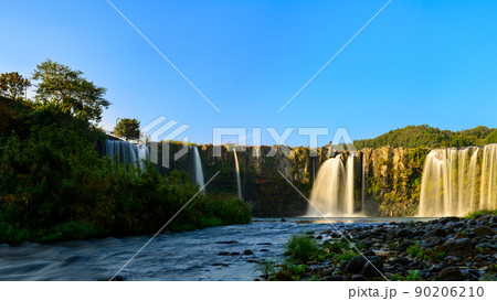 原尻の滝(早朝)滝の水流「東洋のナイヤガラ」秋の紅葉風景 90206210