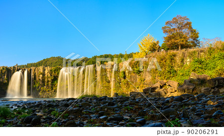 原尻の滝(早朝)滝の水流と紅葉景色「東洋のナイヤガラ」秋の紅葉風景 90206291
