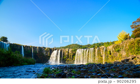 原尻の滝(早朝)滝の水流と紅葉景色「東洋のナイヤガラ」秋の紅葉風景 90206295