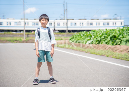 学校から帰宅中のアジア人の小学生の男の子 学校から帰宅中のアジア人の小学生の男の子 90206367