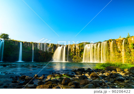 原尻の滝(早朝)朝陽光芒・滝の水流「東洋のナイヤガラ」秋の紅葉風景 90206422