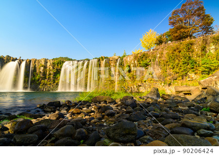 原尻の滝(早朝)朝陽光芒・滝の水流「東洋のナイヤガラ」秋の紅葉風景 90206424
