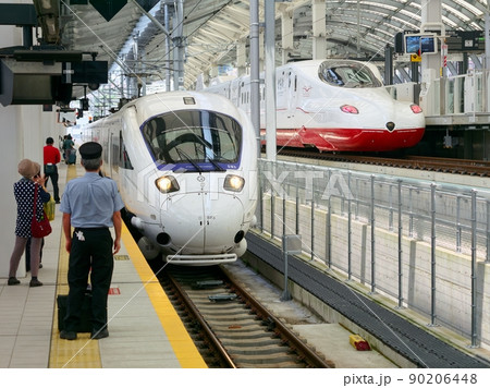 長崎駅で在来線の特急電車と並んだ西九州新幹線の新幹線電車 90206448