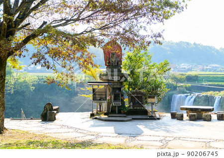 原尻の滝(早朝)不動明王像と朝陽光芒「東洋のナイヤガラ」秋の紅葉風景 原尻の滝(早朝)不動明王像と朝陽光芒「東洋のナイヤガラ」秋の紅葉風景 90206745