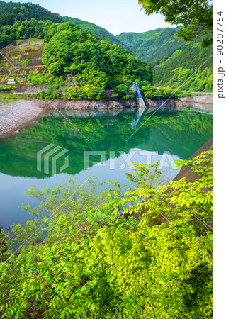 有馬ダム　名栗湖　水鏡　春　新緑の風景 90207754