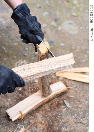 キャンプ用に薪割りをしている様子 90208219