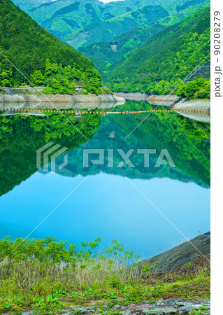 有馬ダム　名栗湖　水鏡　春　新緑の風景 90208279