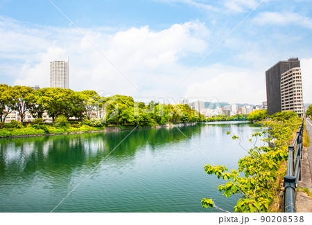 広島駅南口側の京橋川沿いの風景です。グランドタワー、縮景園が見えます。右は大須賀町、白島方面です。 90208538