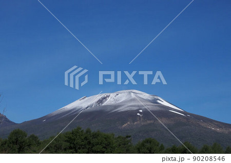 春、残雪が残る浅間山 春、残雪が残る浅間山 90208546