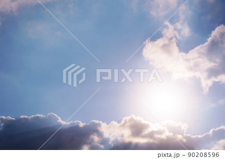夏の空　強い陽射しと紫外線　輝く太陽と青空に広がる白い雲 90208596