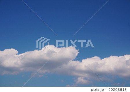空背景、初夏の空　青い空と白い雲 90208613