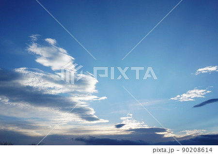 空背景、初夏の空　青い空と白い雲 90208614