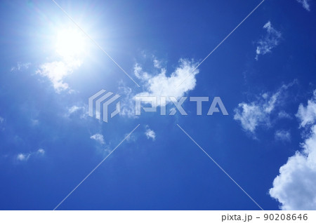 夏の空　強い陽射しと紫外線　輝く太陽と青空に広がる白い雲 90208646