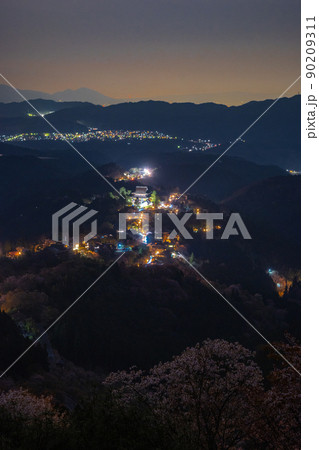 【奈良県 吉野郡】吉野山の夜景 【奈良県 吉野郡】吉野山の夜景 90209311