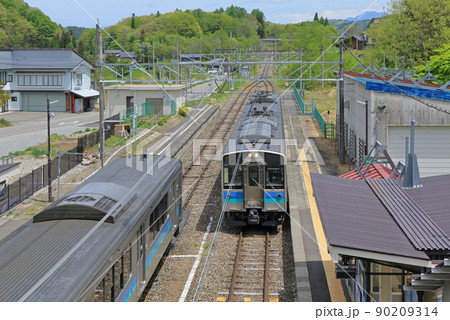 大糸線　初夏の簗場駅 90209314