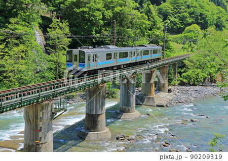 姫川を渡る初夏の大糸線 90209319