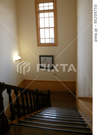 青森市森林博物館屋内階段見下ろす 90209750