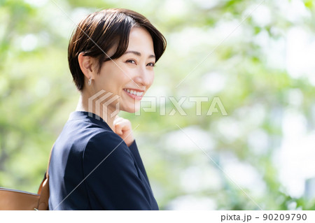 ビジネス　新緑　晴れ 90209790