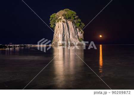 《石川県》月明かりの見附島・夜景 90209872