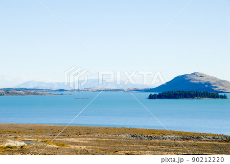 秋のテカポ湖とサザンアルプス（ニュージーランド） 90212220