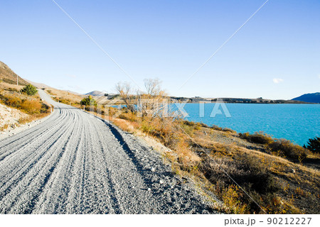 秋のテカポ湖（ニュージーランド）　南方を見る 90212227