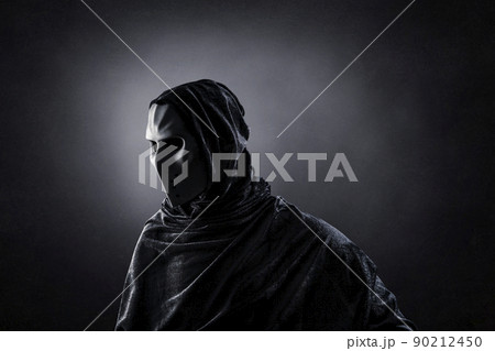 Mysterious humanoid alien at night over dark misty background 90212450