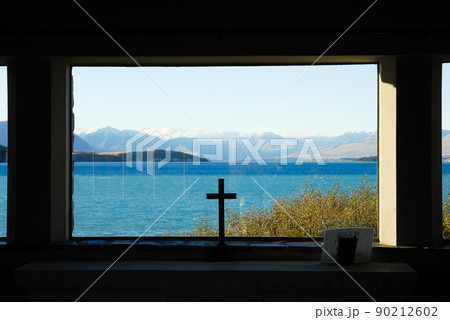 秋の夕方のテカポ湖畔　良き羊飼いの教会（ニュージーランド） 90212602