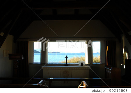 秋の夕方のテカポ湖畔　良き羊飼いの教会（ニュージーランド） 90212603