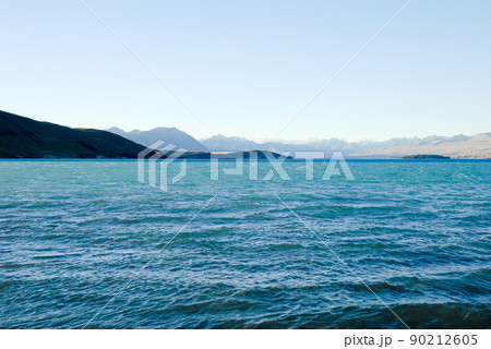 秋の夕方のテカポ湖とサザンアルプス（ニュージーランド） 90212605