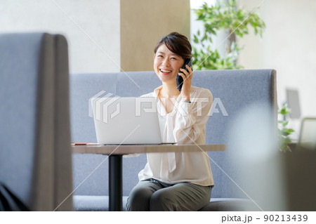 30代女性とオフィスとビジネス 30代女性とオフィスとビジネス 90213439