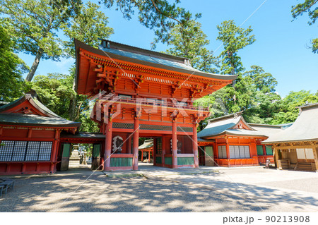 初夏の鹿島神宮の楼門　茨城県鹿嶋市 90213908
