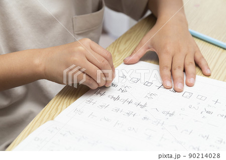 漢字の練習をする小学生の手元 90214028
