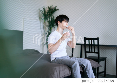 歯磨きする若い男性 90214139