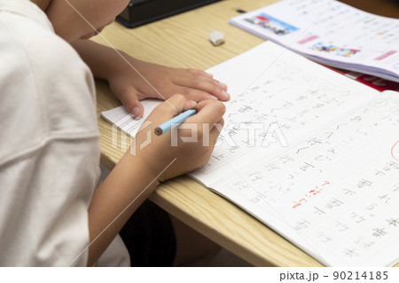 漢字の練習をする小学生 90214185