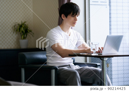 ビジネスホテルでワーケーションする男性 90214425