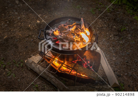 キャンプでダッジオーブン Dutch oven キャンプでダッジオーブン Dutch oven 90214898
