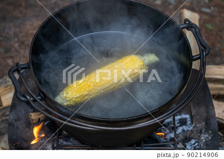 キャンプでダッジオーブン Dutch oven キャンプでダッジオーブン Dutch oven 90214906