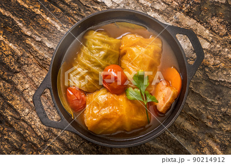 ダッジオーMake camping dishes in a heavy cast iron pot ダッジオーMake camping dishes in a heavy cast iron pot 90214912